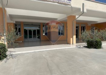 Edificio all\'aperto - Commercial Premises Benevento - photo 4