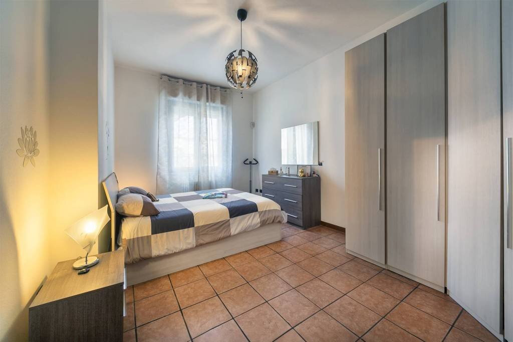 CAMERA - Two-room apartment via Fratelli Rosselli, Peschiera Borromeo - photo 2