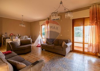 Sala da pranzo - Quadrilocale Viale Carmine Caruso
 
10, Motta Sant'Anastasia - foto 14