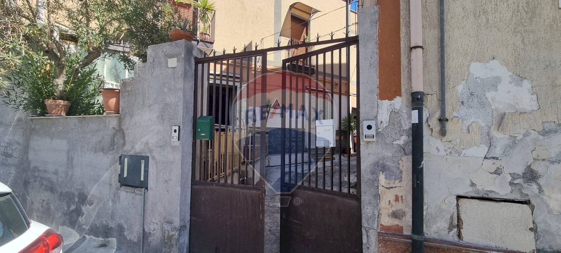 Edificio all\'aperto - Casa semi indipendente via Circunvallazione
 
38, Paterno - foto 1