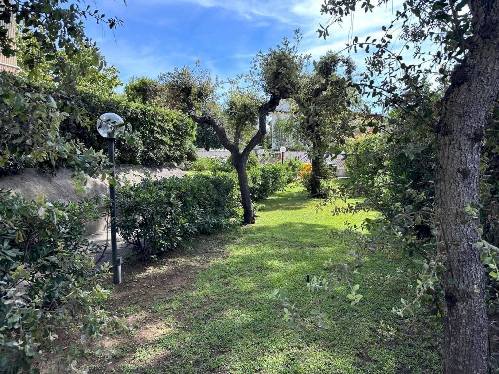 Cortile interno - Trilocale via Arcobaleno, 18, Anzio - foto 2