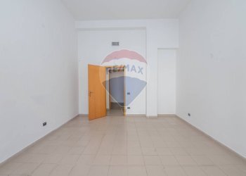 Stanza vuota - Commercial Premises via Sardegna
5-7-11-13-15, Caltagirone - photo 6