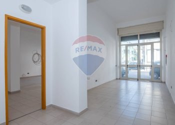 Stanza vuota - Commercial Premises via Sardegna
5-7-11-13-15, Caltagirone - photo 9