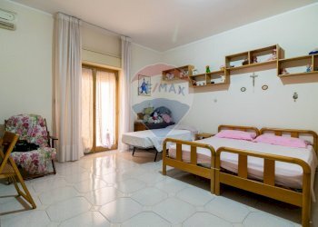 Camera / camera da letto - Quadrilocale Via Virgilio
 
3, Aci Catena - foto 26