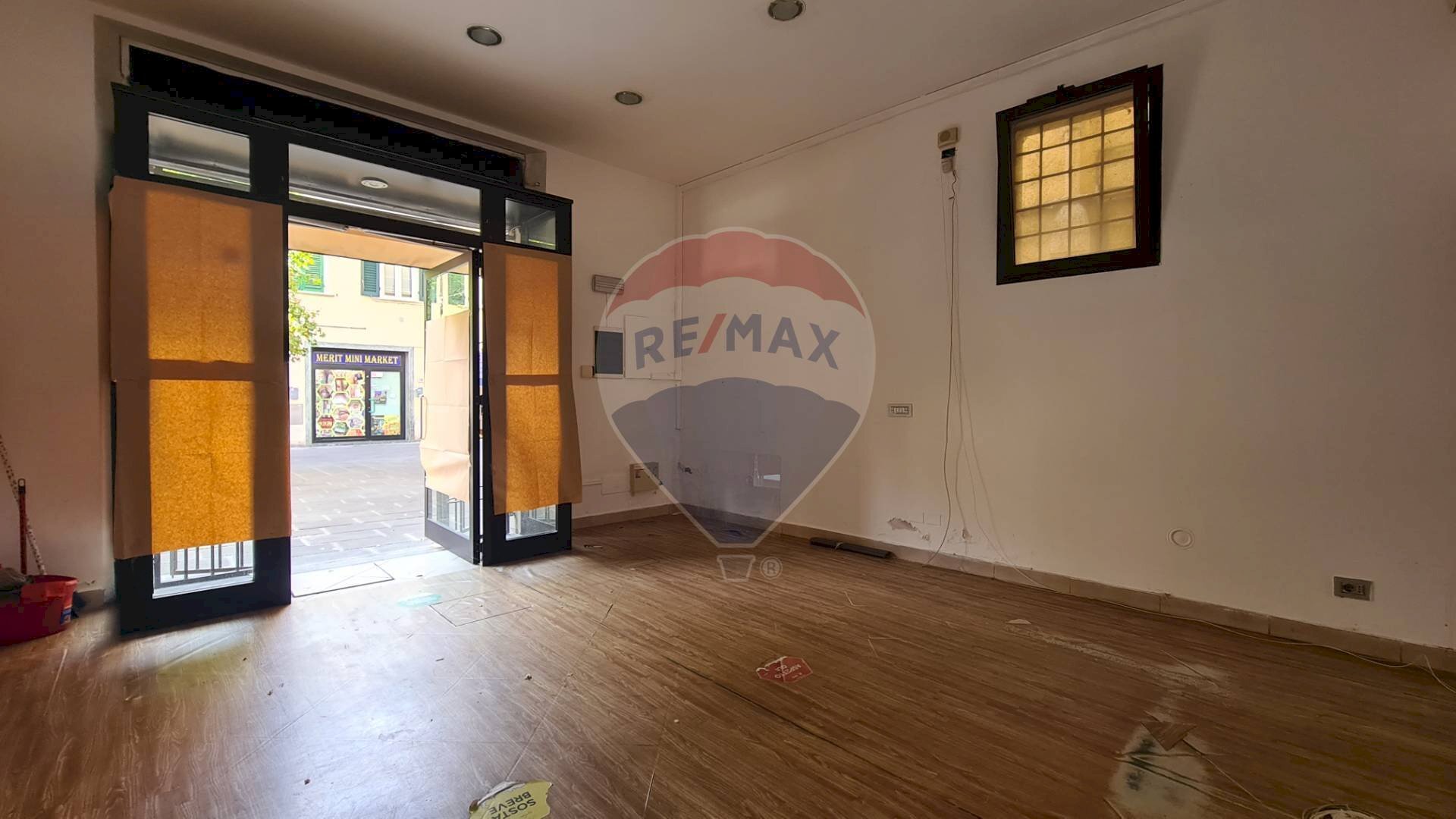 Stanza vuota - Locale Commerciale piazzetta madonna della quiete
 
1, Empoli - foto 2