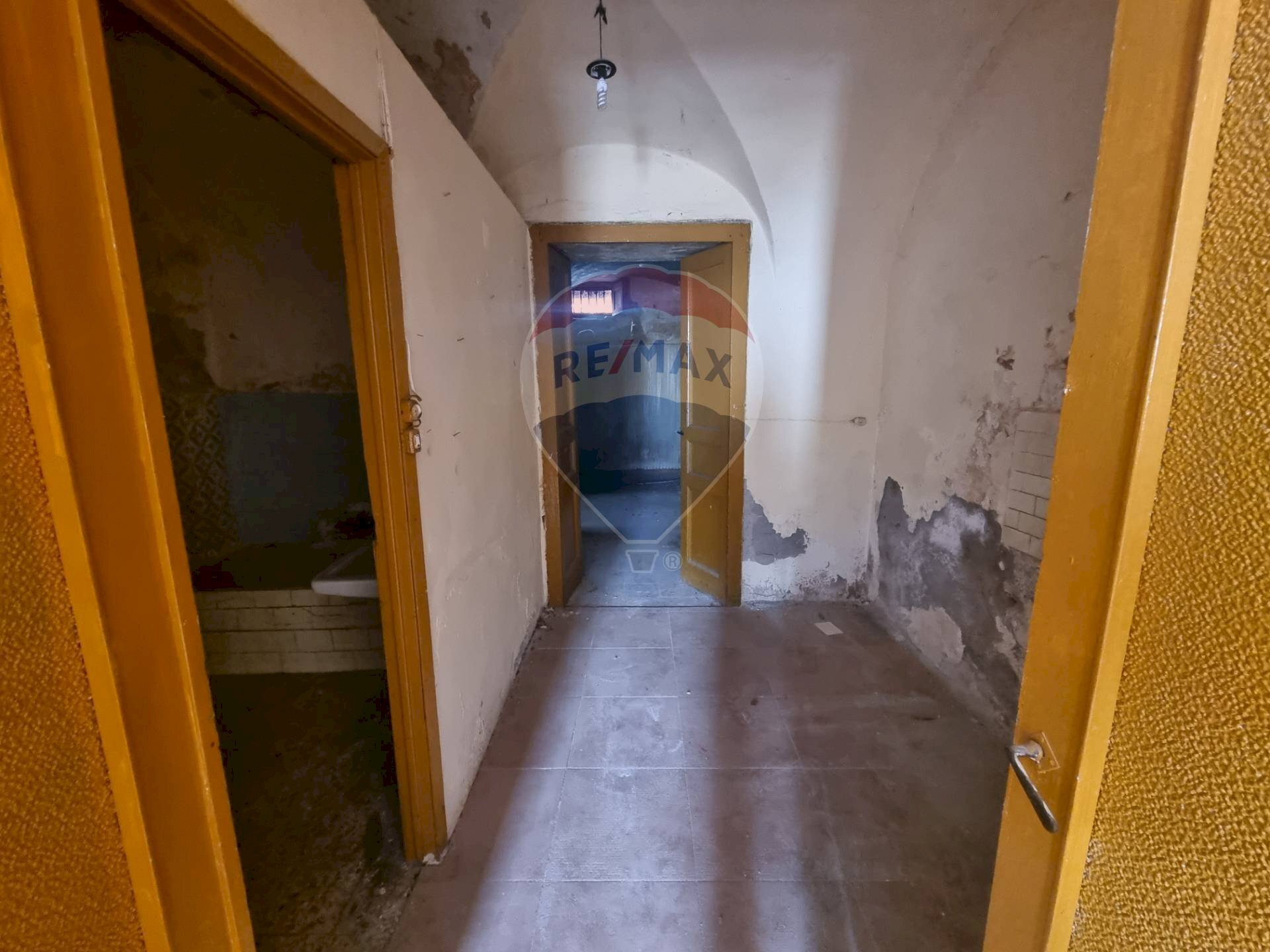 Hall / corridoio - Trilocale Via Vincenzo Casagrandi
 
40, Catania - foto 2