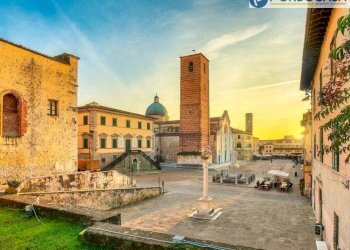 Vista città - Casa semi indipendente Moncenisio
 
25, Pietrasanta - foto 7