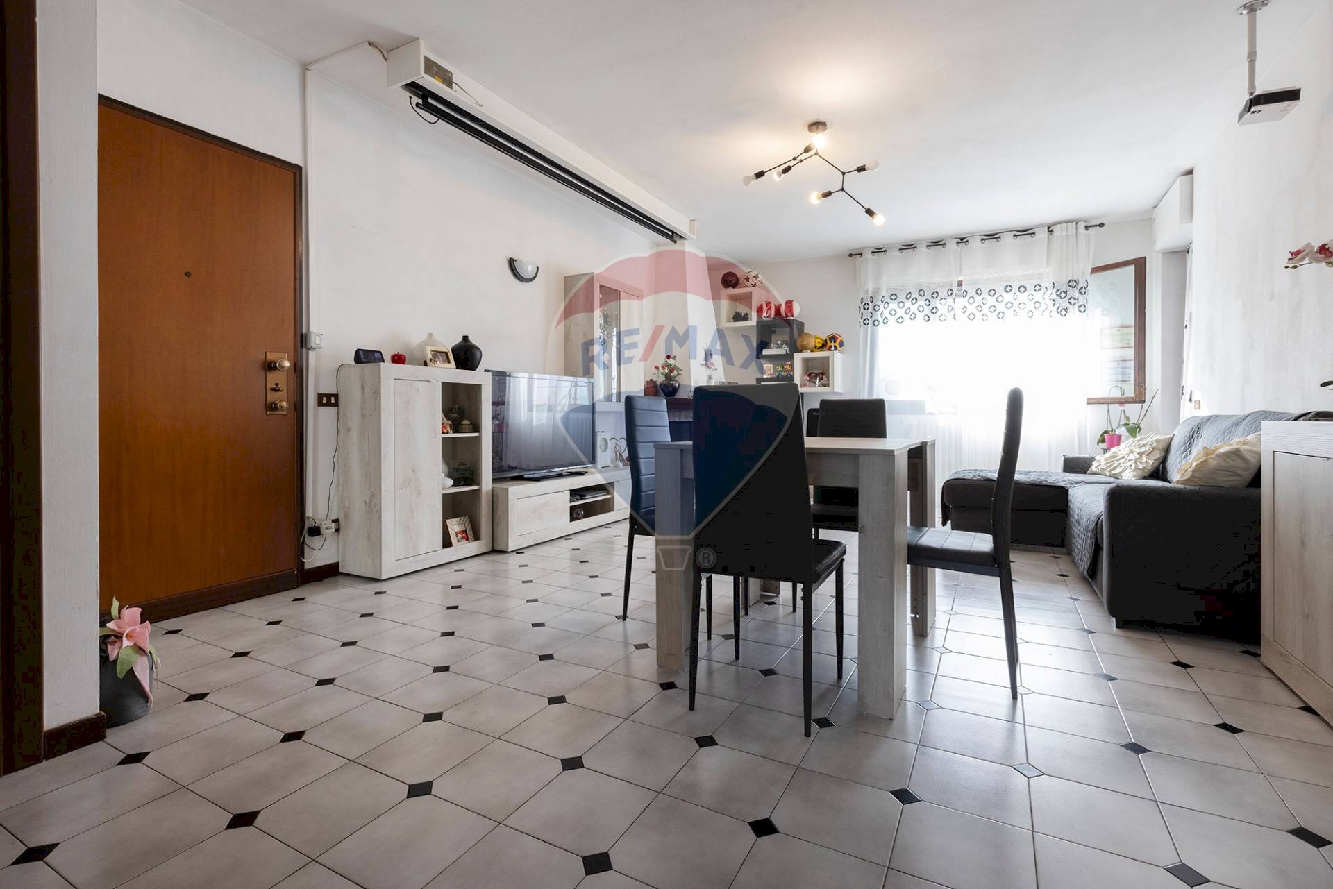 Sala da pranzo - Trilocale Via Sabotino
32/A, Tradate - foto 3