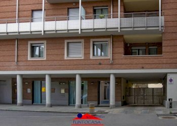 Facciata - Box via Massimo d'Azeglio, 14, Cuneo (zona Centro) - foto 2