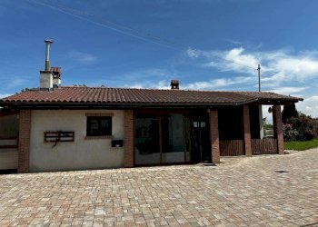 Facciata - Villa via Castelletto, 23, frazione Castelletto di Busca, Busca - foto 26