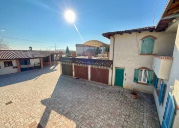 Cortile interno - Villa via Castelletto, 23, frazione Castelletto di Busca, Busca - foto 4