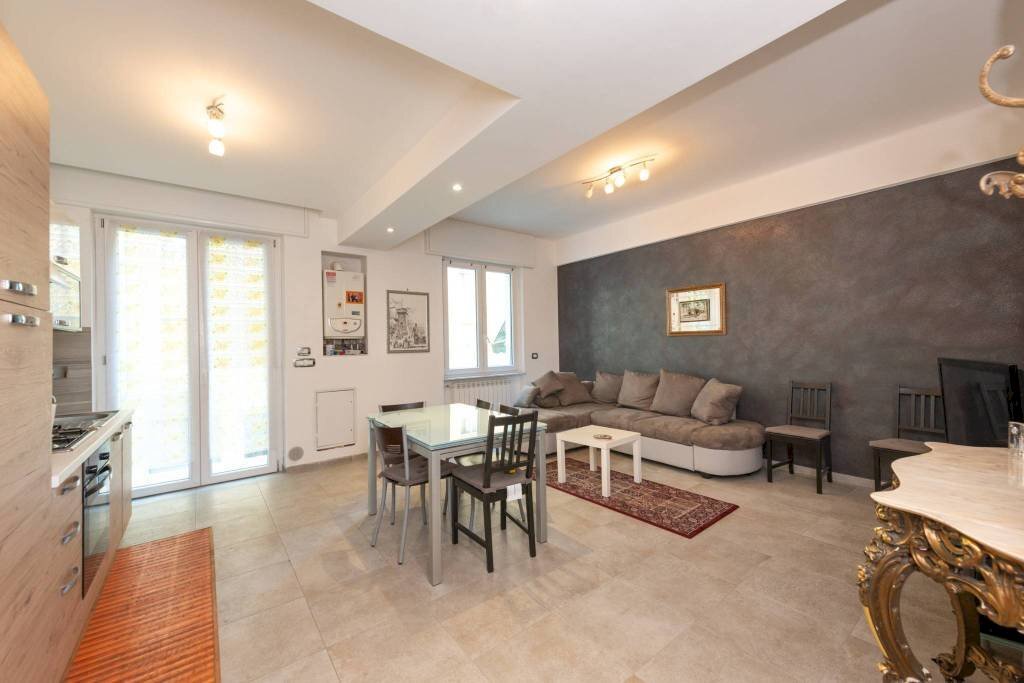 Salone - Trilocale viale alla Pineta, 6, Genova (zona Pegli) - foto 1