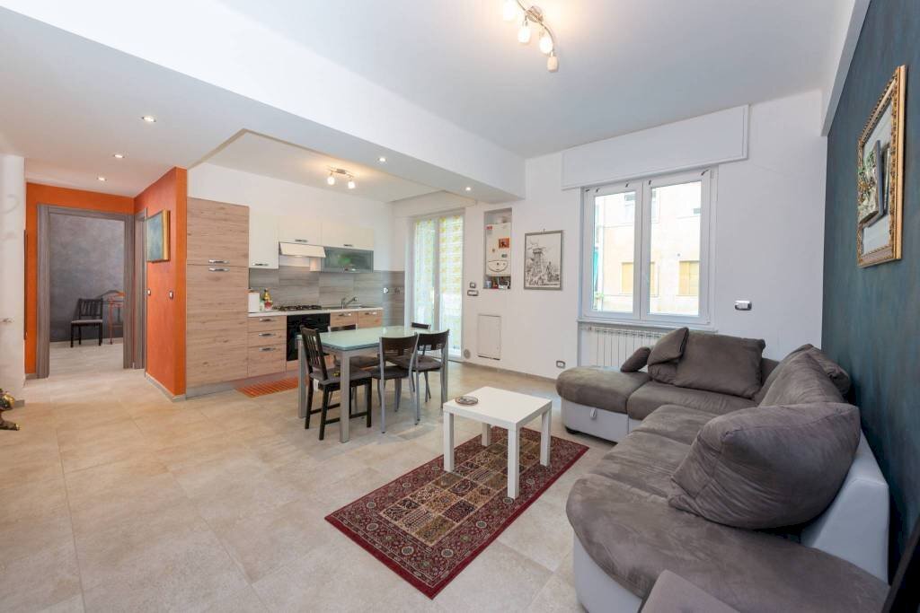 Salone - Trilocale viale alla Pineta, 6, Genova (zona Pegli) - foto 2