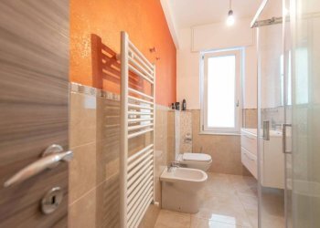 Bagno - Trilocale viale alla Pineta, 6, Genova (zona Pegli) - foto 14