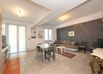 Salone - Trilocale viale alla Pineta, 6, Genova (zona Pegli) - foto 1