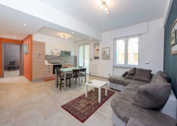 Salone - Trilocale viale alla Pineta, 6, Genova (zona Pegli) - foto 1