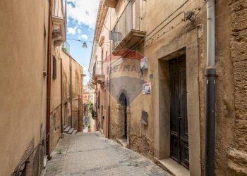 Edificio all\'aperto - Casa indipendente Via Barletta
 
38-40, Caltagirone - foto 1