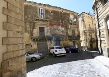 Edificio all\'aperto - Casa semi indipendente Via Infermeria
 
54, Caltagirone - foto 1