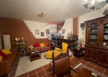 Sala da pranzo - Casa semi indipendente Strada dell'abetone e del brennero Località Ponte Coccia
 
4, Bagni di Lucca - foto 3