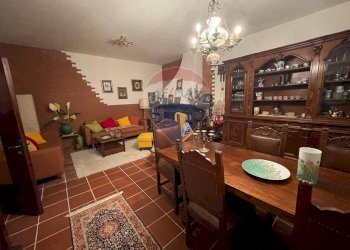 Sala da pranzo - Casa semi indipendente Strada dell'abetone e del brennero Località Ponte Coccia
 
4, Bagni di Lucca - foto 5
