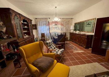 Sala da pranzo - Casa semi indipendente Strada dell'abetone e del brennero Località Ponte Coccia
 
4, Bagni di Lucca - foto 6