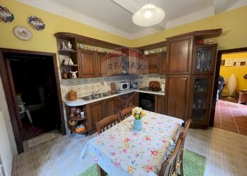 Sala da pranzo - Casa semi indipendente Strada dell'abetone e del brennero Località Ponte Coccia
 
4, Bagni di Lucca - foto 8