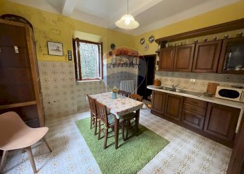 Sala da pranzo - Casa semi indipendente Strada dell'abetone e del brennero Località Ponte Coccia
 
4, Bagni di Lucca - foto 9