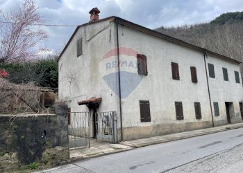 Casa all\'aperto - Casa semi indipendente Strada dell'abetone e del brennero Località Ponte Coccia
 
4, Bagni di Lucca - foto 23