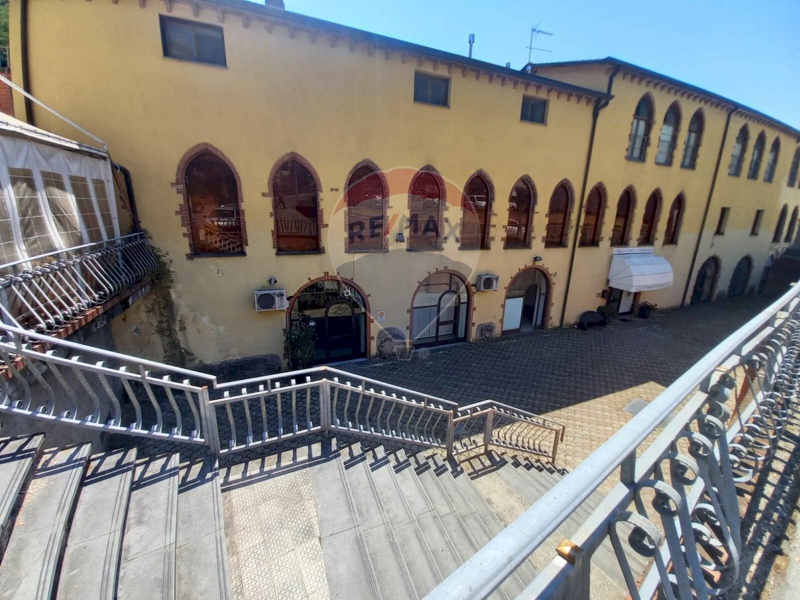 Edificio all\'aperto - Locale Commerciale Viale Roma
 
9, Bagni di Lucca - foto 1