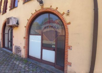 Ingresso- vetrina - Locale Commerciale Viale Roma
9, Bagni di Lucca - foto 2