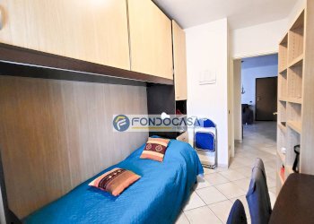 camera da letto - Three-room apartment Via Treviso
 
20, Massa - photo 15