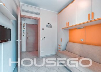 Camera da letto - Three-room apartment via Germania, 33, Spotorno - photo 17