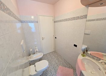 bagno 1° a servizio di due camere (singola e matrimoniale) - Villa VIA CASTELLO
 
25, Annone di Brianza - photo 90