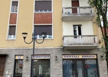 Facciata - Negozio via del Mercato, Cossato - foto 1