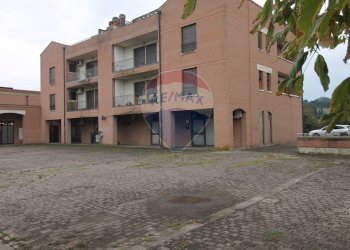 Edificio all\'aperto - Shop Via Giotto
 
2, San Giovanni Valdarno - photo 1