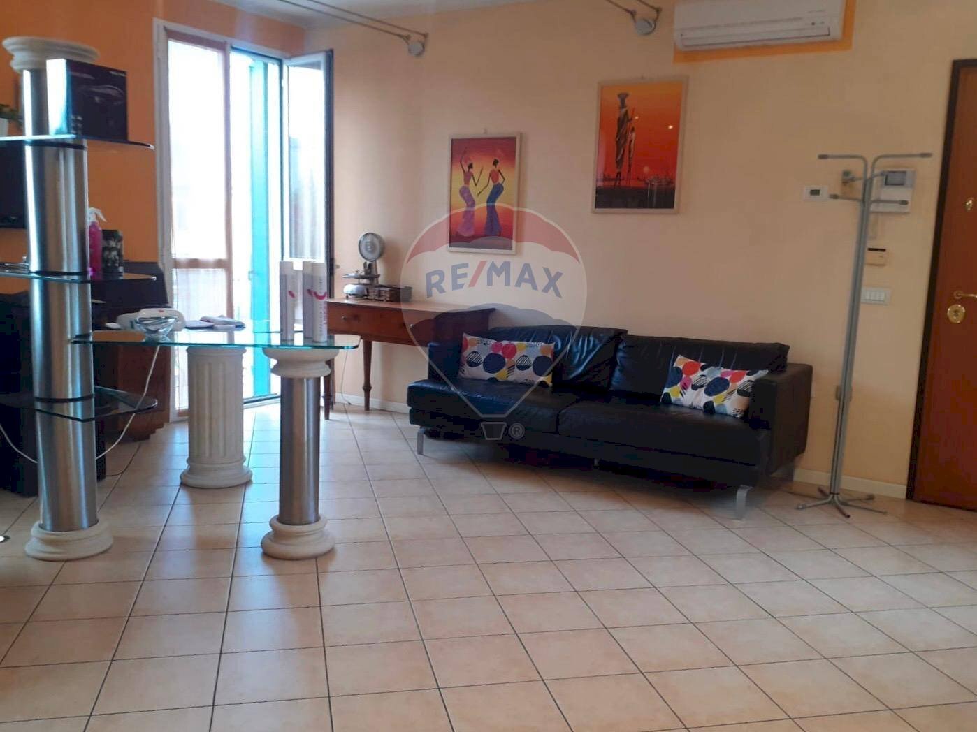 Soggiorno - Locale Commerciale Via Andrea Costa
16, Asola - foto 2