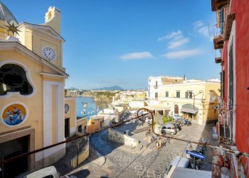 Foto 1 - Trilocale piazza dei martiri
 
8, Procida - foto 1