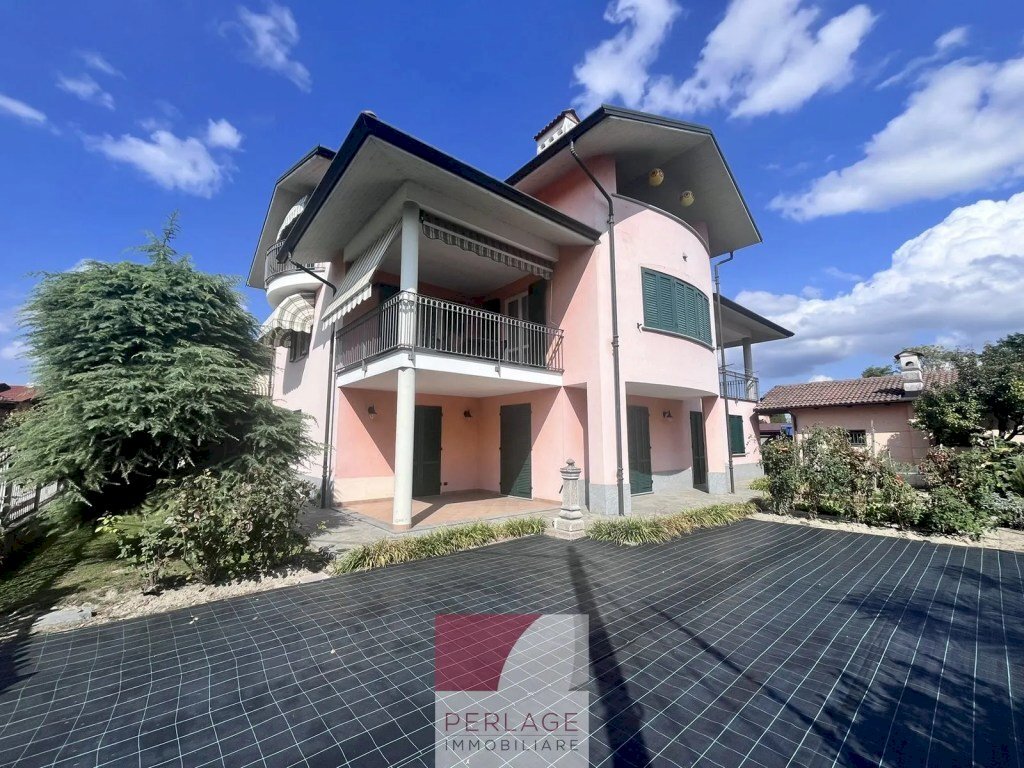 Three-family Villa Cavallermaggiore - photo 1