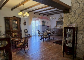 Sala da pranzo - Quadrilocale Via Cesare Battisti
 
34, Belpasso - foto 9