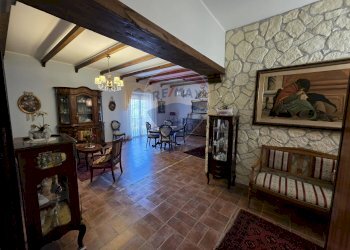 Sala da pranzo - Quadrilocale Via Cesare Battisti
 
34, Belpasso - foto 10