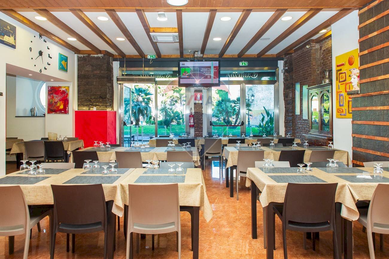 Sala da pranzo - Locale Commerciale Piazza Federico Di Svevia
 
73, Catania - foto 3