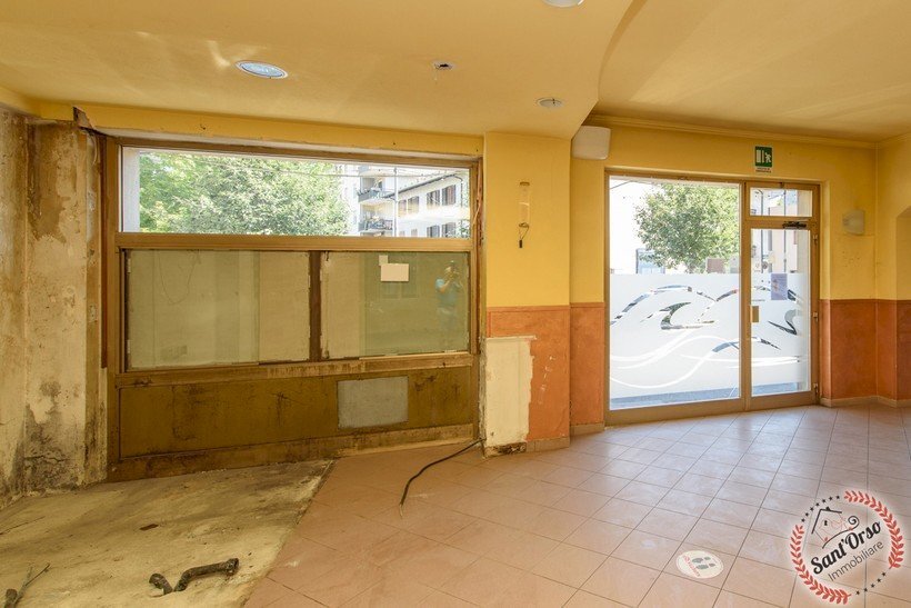 Shop viale e. conte crotti, Aosta - photo 3