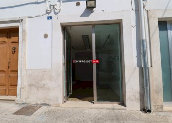 Negozio Via Francesco Albanese, Martina Franca - foto 2
