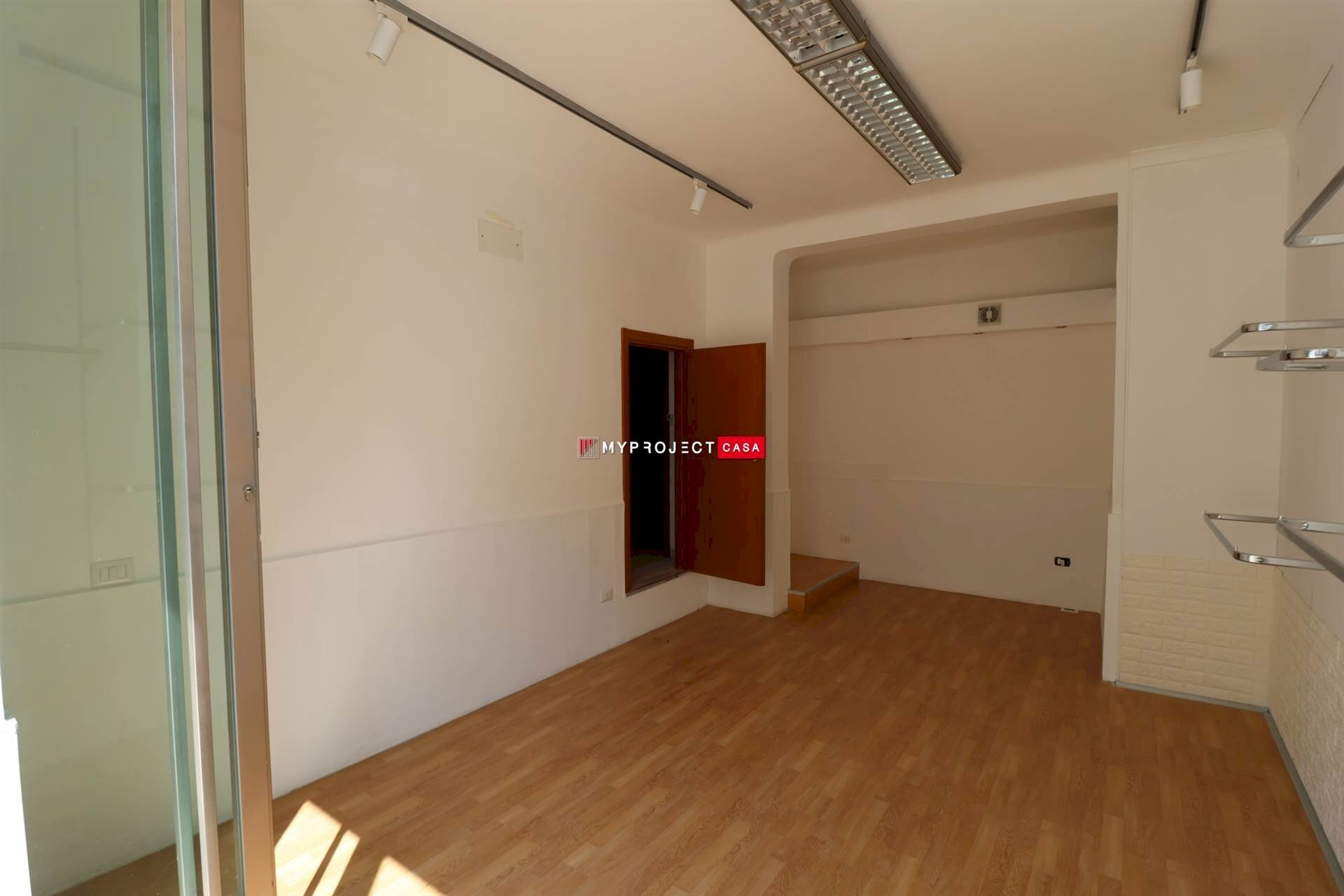 Negozio Via Francesco Albanese, Martina Franca - foto 2