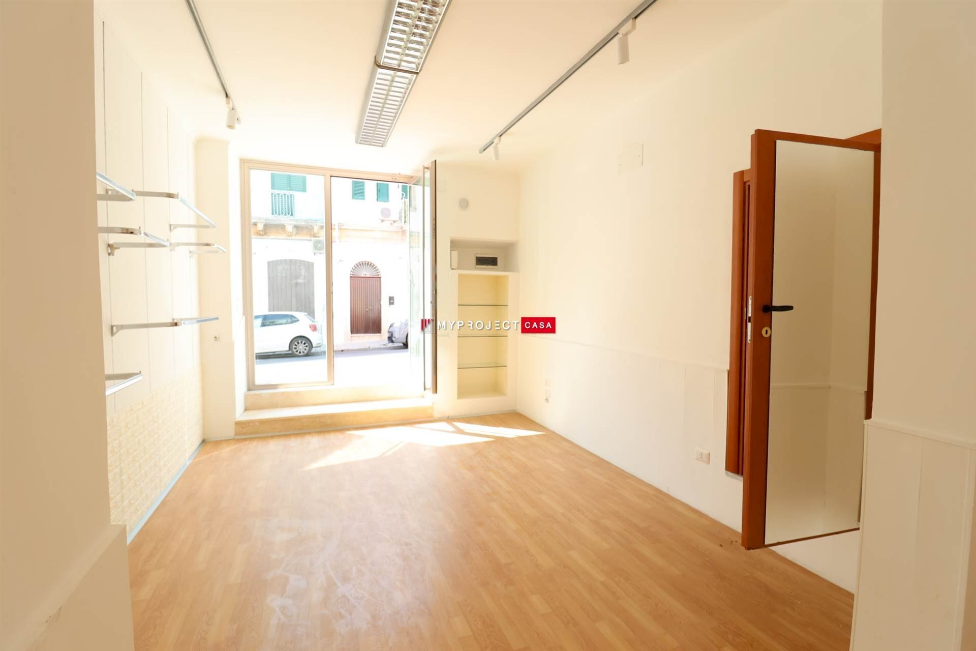 Negozio Via Francesco Albanese, Martina Franca - foto 3