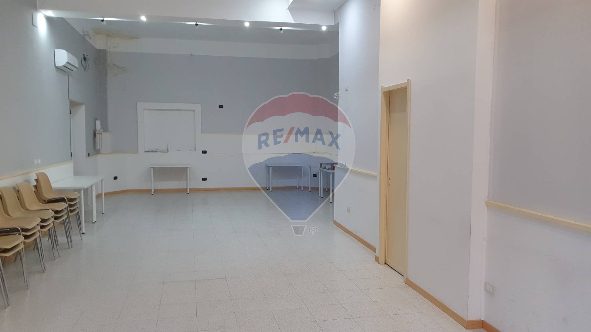 Hall / corridoio - Commercial Premises VIA CIRCUMVALLAZIONE
 
377, Paterno - photo 3