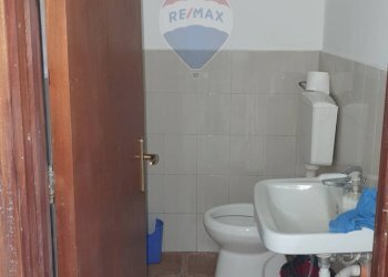 Bagno - Locale Commerciale VIA CIRCUMVALLAZIONE
 
377, Paterno - foto 4