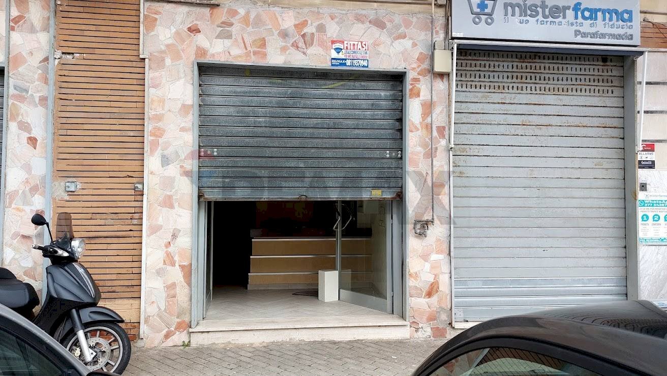 Edificio all\'aperto - Commercial Premises Via Ferrante Imparato
 
209, Napoli - photo 1