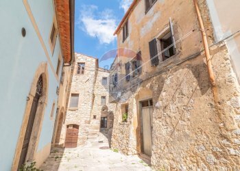 Edificio all\'aperto - Trilocale Vicolo dei Priori
 
2, Semproniano - foto 5