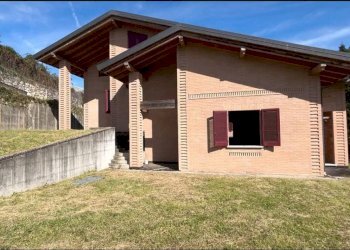 Facciata - Villa via Sant'Antonino, Cantello - foto 2